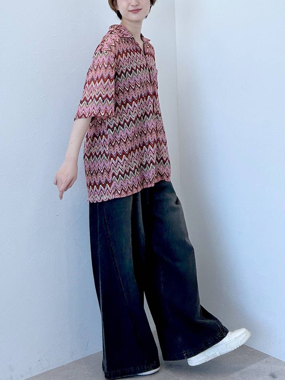 ピンク系のシャツ/ブラウス、ブルー系のデニムパンツを着用したレディースの春コーディネートの6枚目の写真