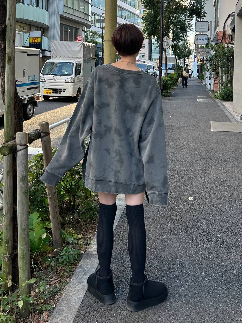 ブラック系のブーツ、ブラック系のスカート、グレー系のスウェットを着用したレディースの冬コーディネートの4枚目の写真