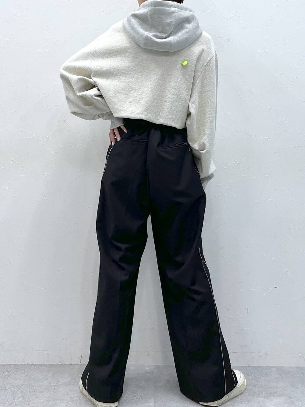 ブラック系のスラックス、グレー系のパーカーを着用したレディースの秋コーディネートの8枚目の写真