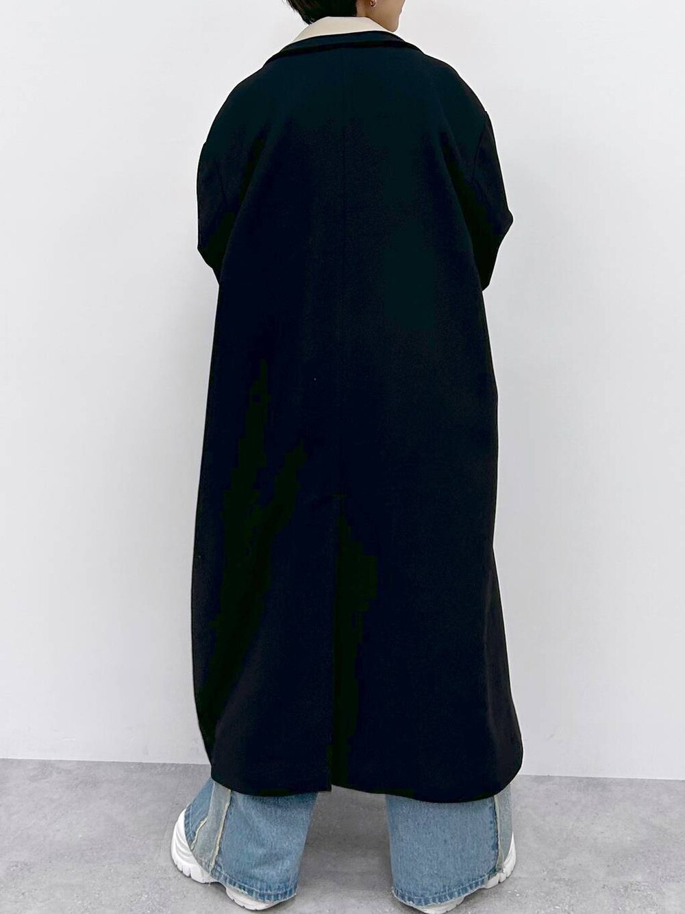 イエロー系のニット/セーター、ブルー系のデニムパンツ、ブラック系のその他アウターを着用したレディースの秋コーディネートの8枚目の写真