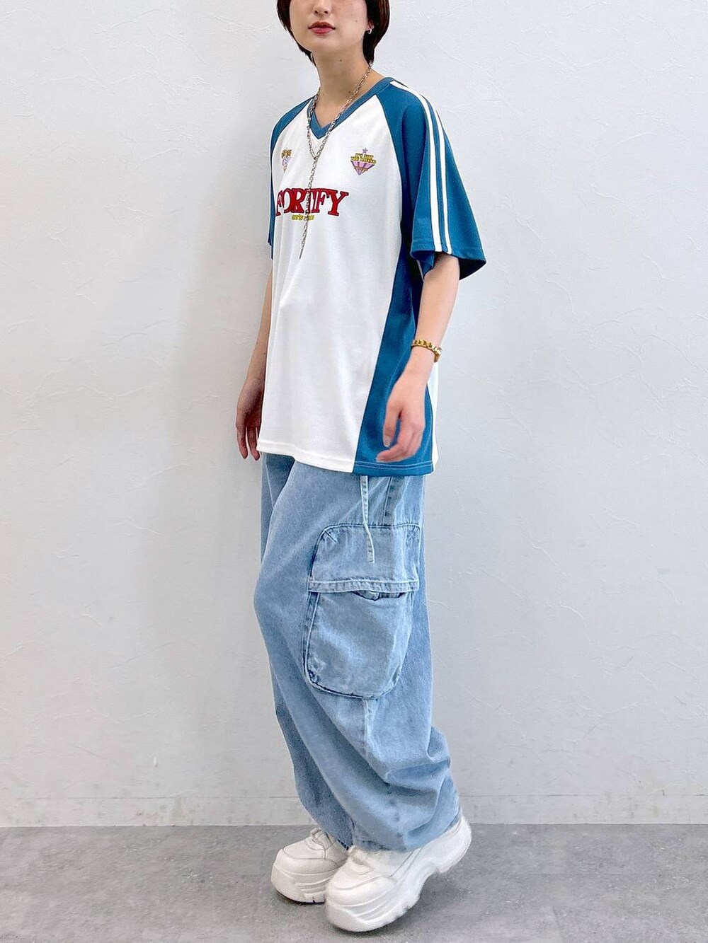 ホワイト系のTシャツ/カットソー、ブルー系のデニムパンツ、シルバー系のネックレスを着用したレディースの夏コーディネートの6枚目の写真