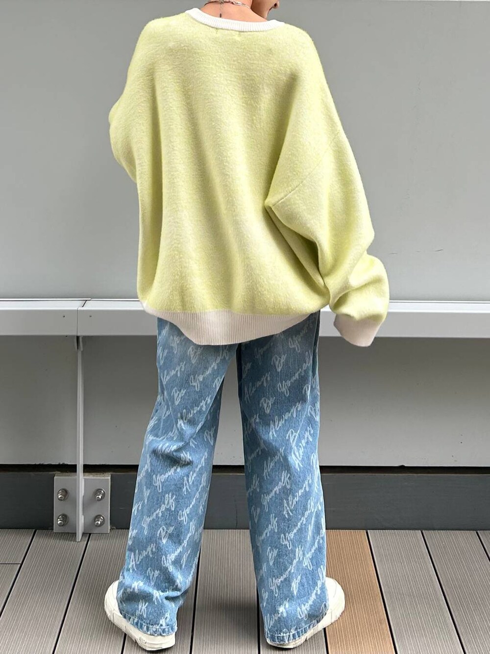 ブルー系のデニムパンツ、ホワイト系のニット/セーターを着用したレディースの冬コーディネートの9枚目の写真