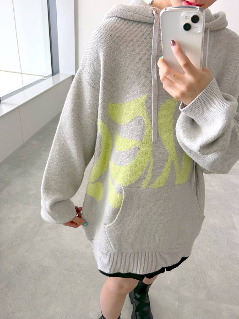 ブラック系のブーツ、ブラック系のその他パンツ、ベージュ系のニット/セーターを着用したレディースの冬コーディネートの4枚目の写真