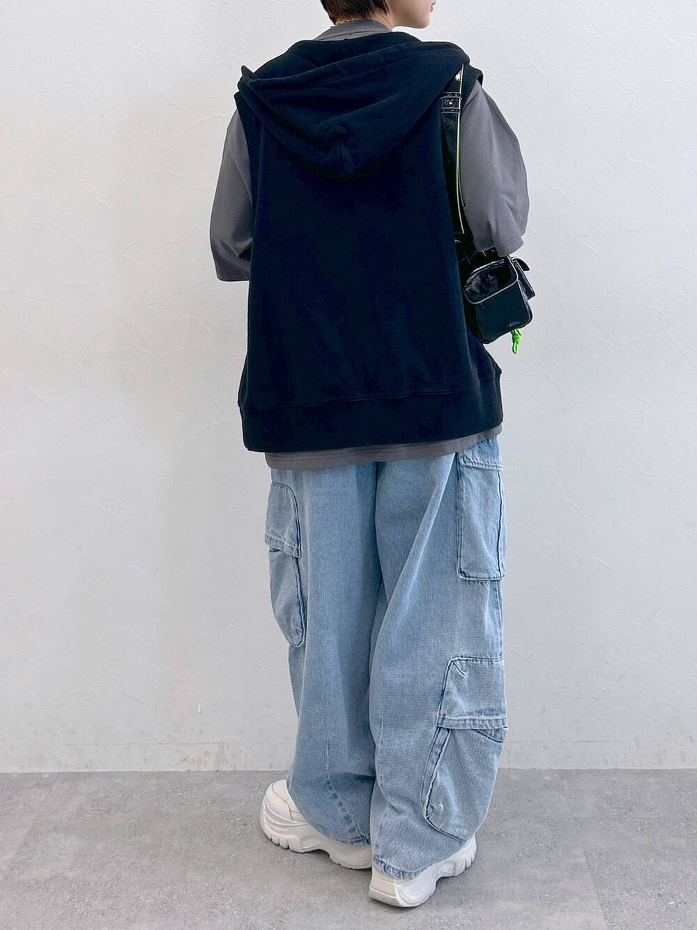 グレー系のTシャツ/カットソー、ブラック系のパーカー、ブラック系のショルダーバッグを着用したレディースの夏コーディネートの6枚目の写真