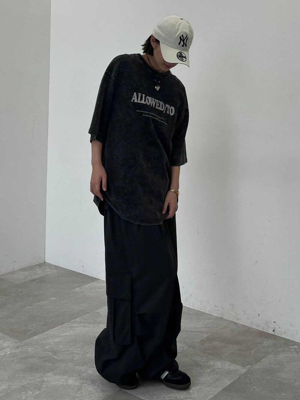 その他のカーゴパンツ、ブラック系のTシャツ/カットソー、ホワイト系のキャップを着用したレディースの夏コーディネートの6枚目の写真