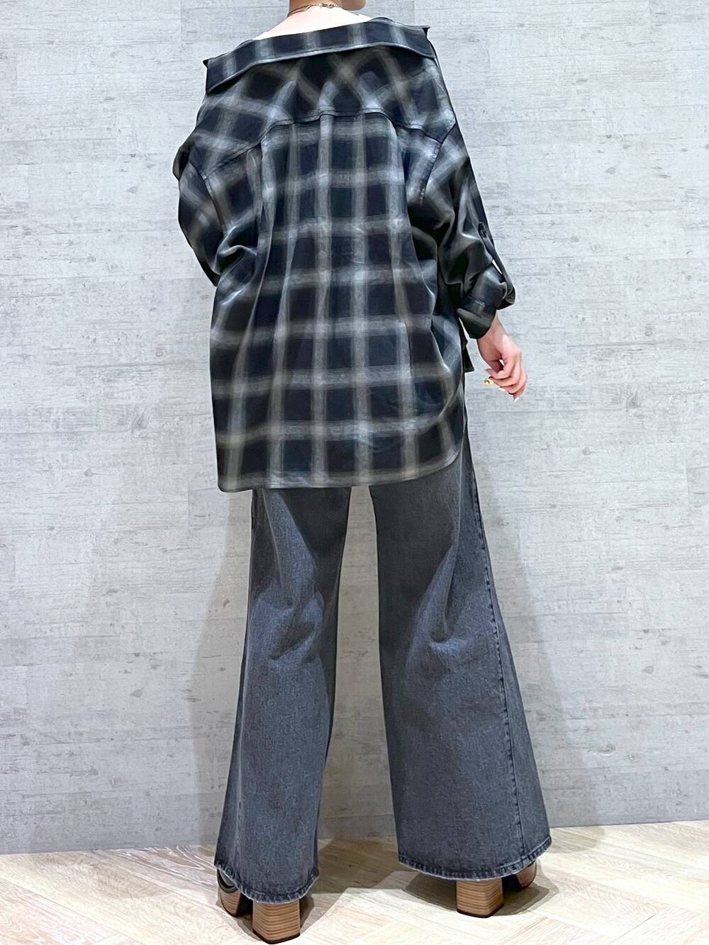 ブラック系のデニムパンツ、ブラック系のローファー、ブラック系のシャツ/ブラウスを着用したレディースの秋コーディネートの8枚目の写真