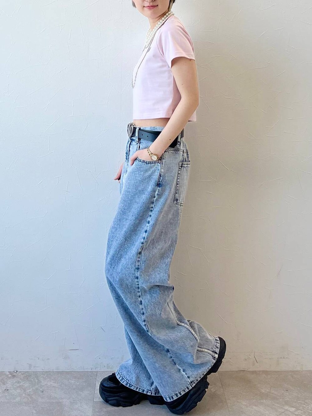 ブラック系のスニーカー、ブラック系のデニムパンツ、ピンク系のTシャツ/カットソーを着用したレディースの春コーディネートの4枚目の写真