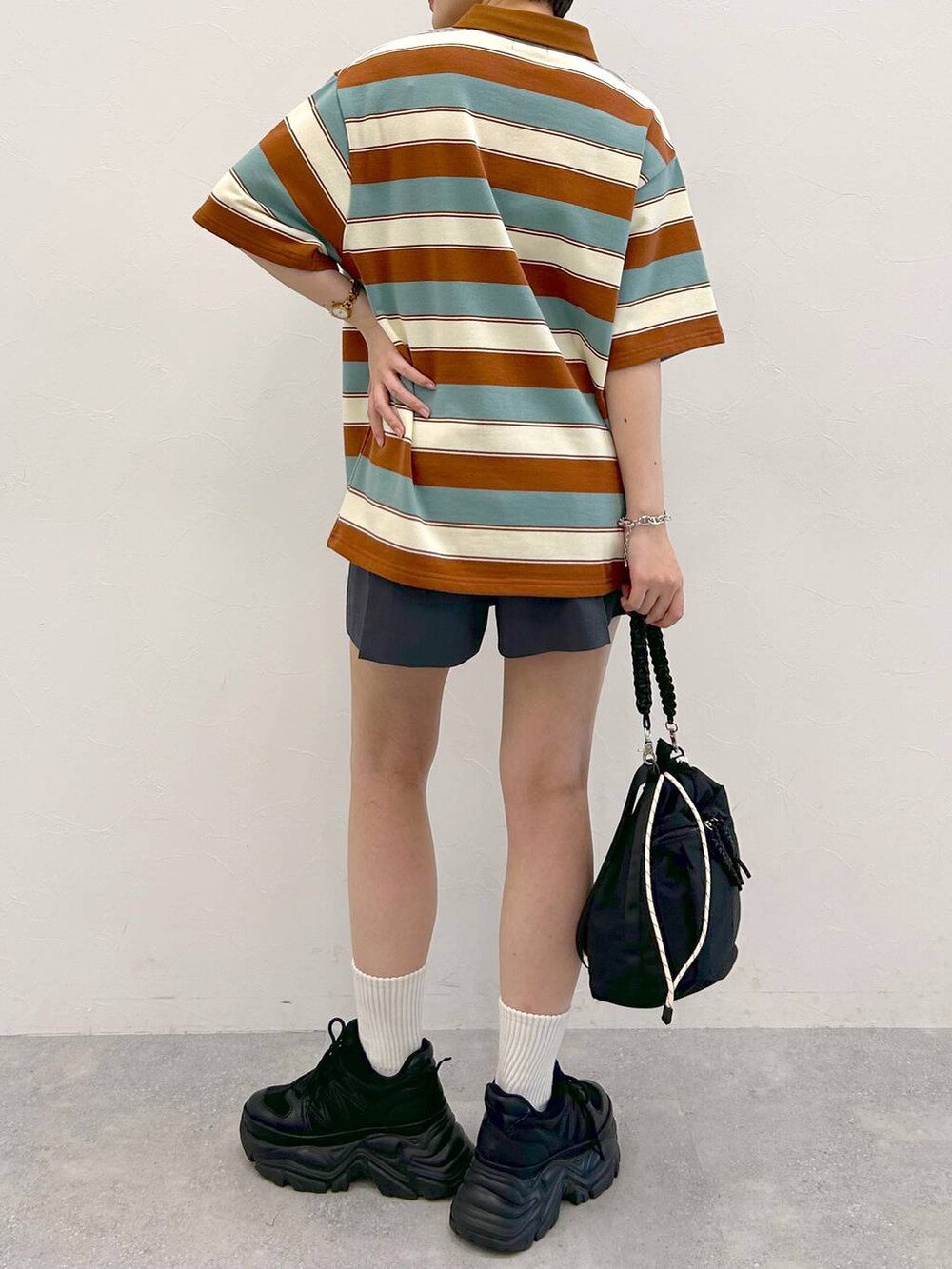 ブラック系のスニーカー、グレー系のその他パンツ、ブラック系のショルダーバッグを着用したレディースの夏コーディネートの8枚目の写真