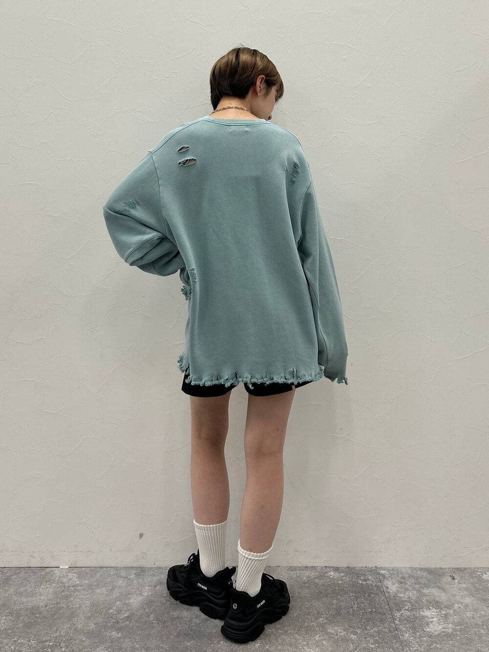 ブラック系のその他パンツ、グリーン系のスウェット、シルバー系のネックレスを着用したレディースの秋コーディネートの6枚目の写真