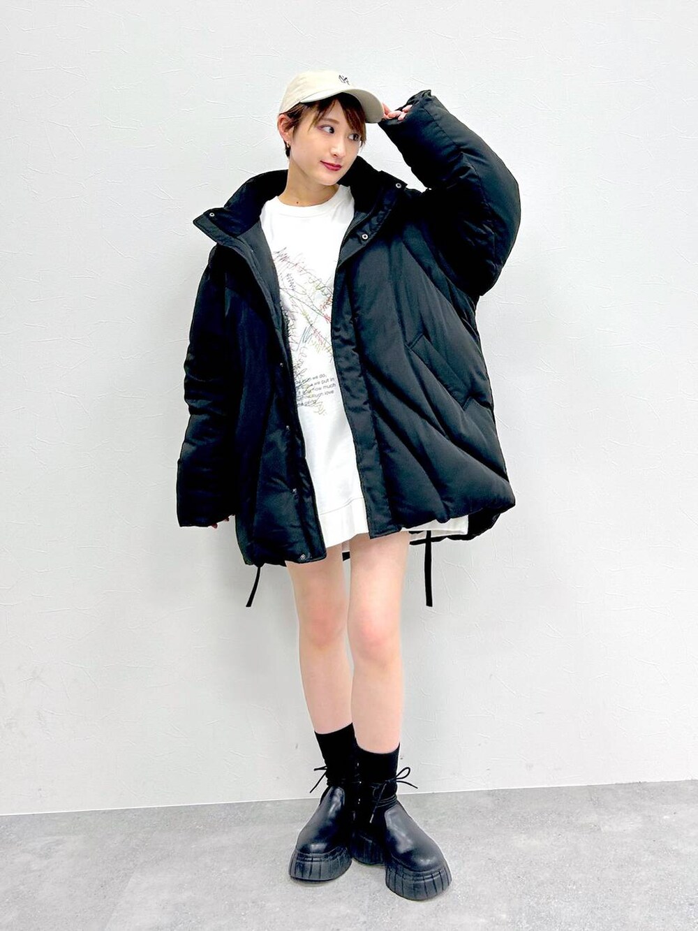 ブラック系のブルゾン、ブラック系のブーツ、ブラック系のスカートを着用したレディースの冬コーディネートの2枚目の写真