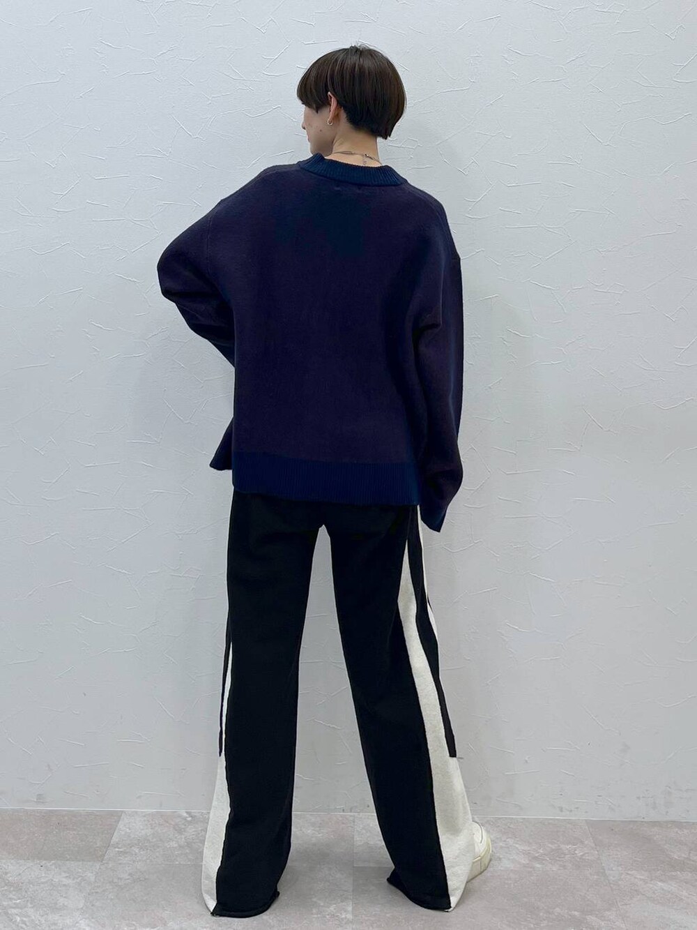 ブラック系のスウェットパンツ、ブルー系のカーディガン/ボレロを着用したレディースの秋コーディネートの6枚目の写真