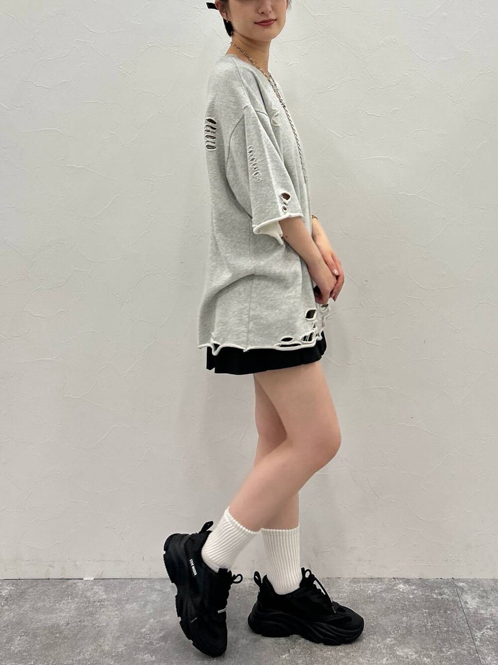 ブラック系のその他パンツ、グレー系のTシャツ/カットソー、ブラック系のキャップを着用したレディースの秋コーディネートの4枚目の写真