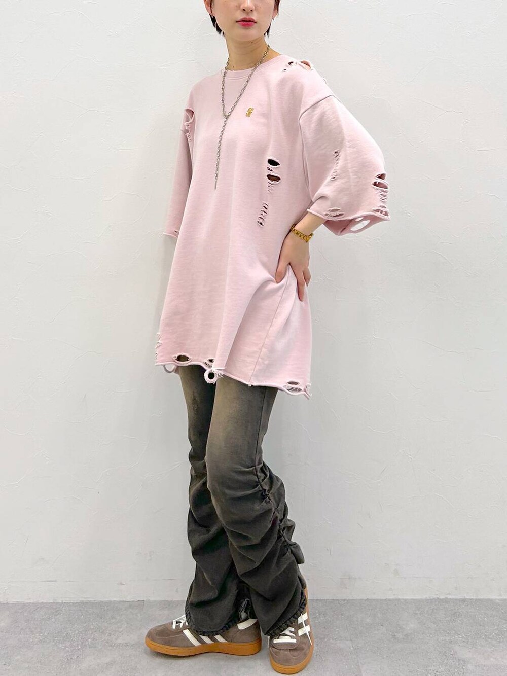 ブラック系のデニムパンツ、ピンク系のTシャツ/カットソー、シルバー系のネックレスを着用したレディースの夏コーディネートの5枚目の写真