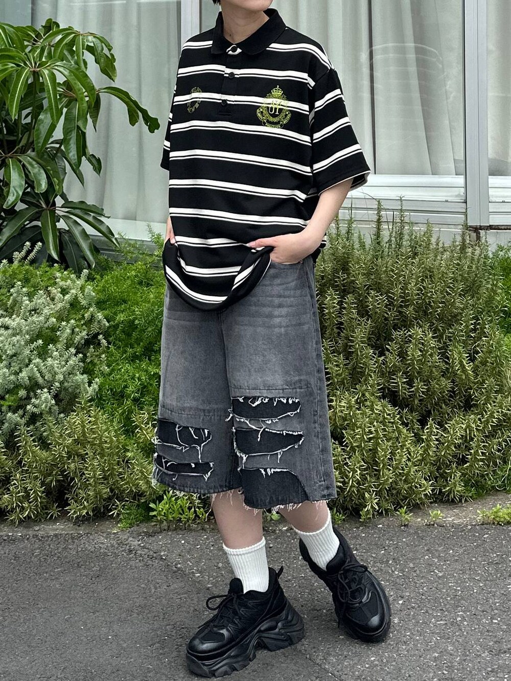 ブラック系のスニーカー、ブラック系のデニムパンツ、ブラック系のTシャツ/カットソーを着用したレディースの夏コーディネートの6枚目の写真