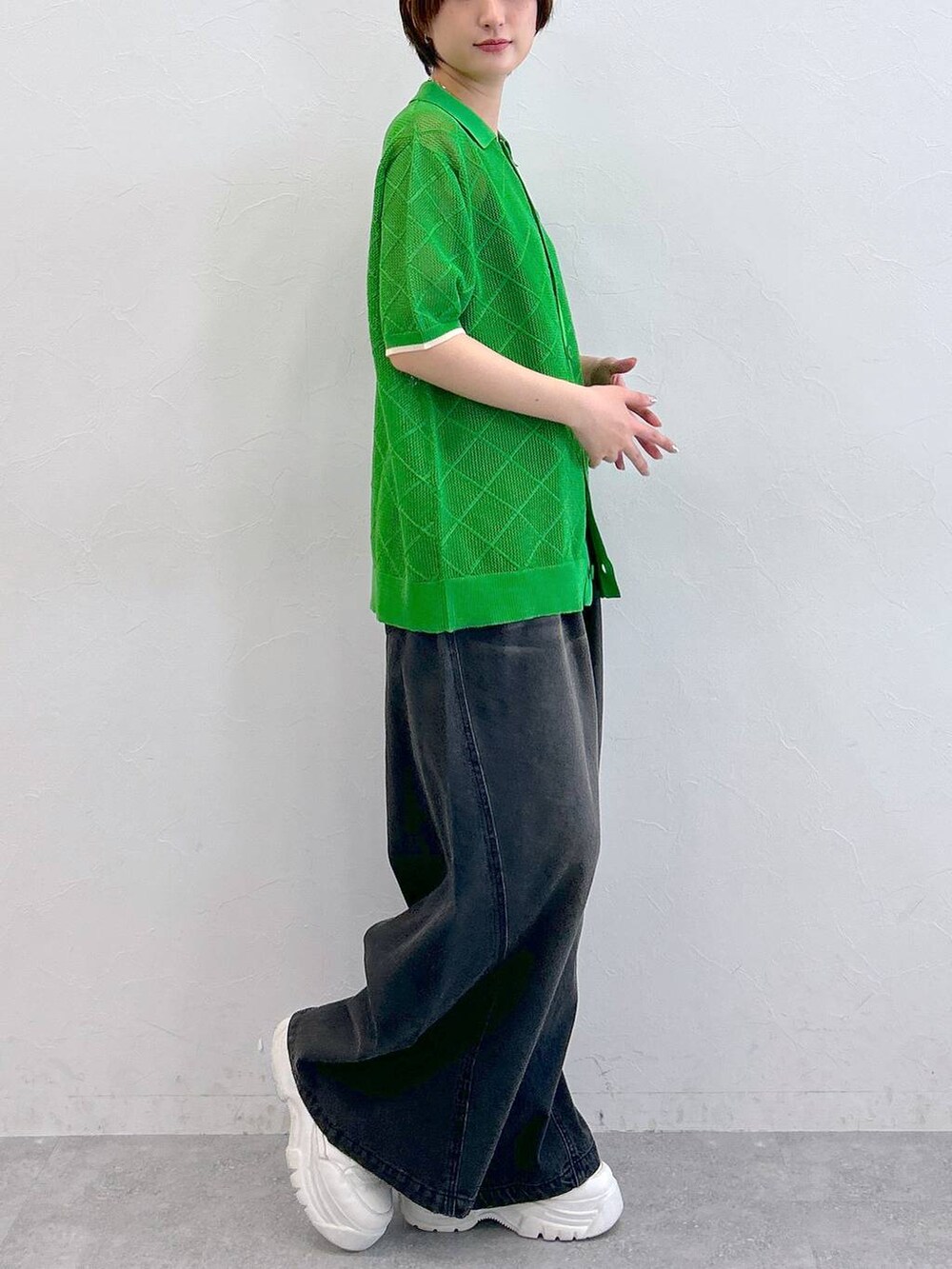 ブラック系のデニムパンツ、グリーン系のシャツ/ブラウスを着用したレディースの夏コーディネートの4枚目の写真