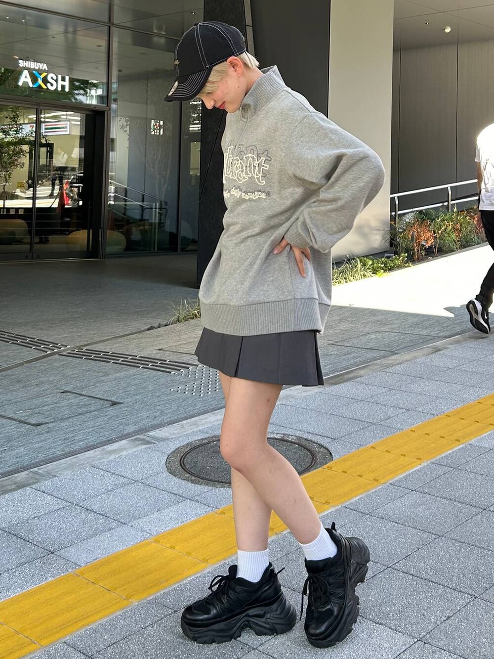 ブラック系のスニーカー、グレー系のその他パンツ、グレー系のスウェットを着用したレディースの秋コーディネートの4枚目の写真