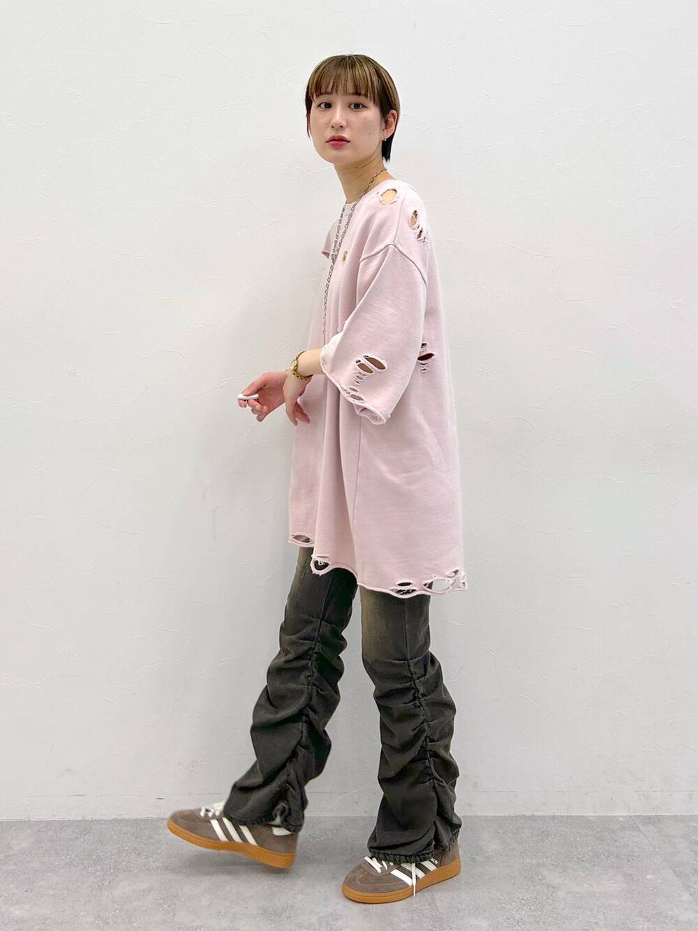 ブラック系のデニムパンツ、ピンク系のTシャツ/カットソー、シルバー系のネックレスを着用したレディースの夏コーディネートの4枚目の写真