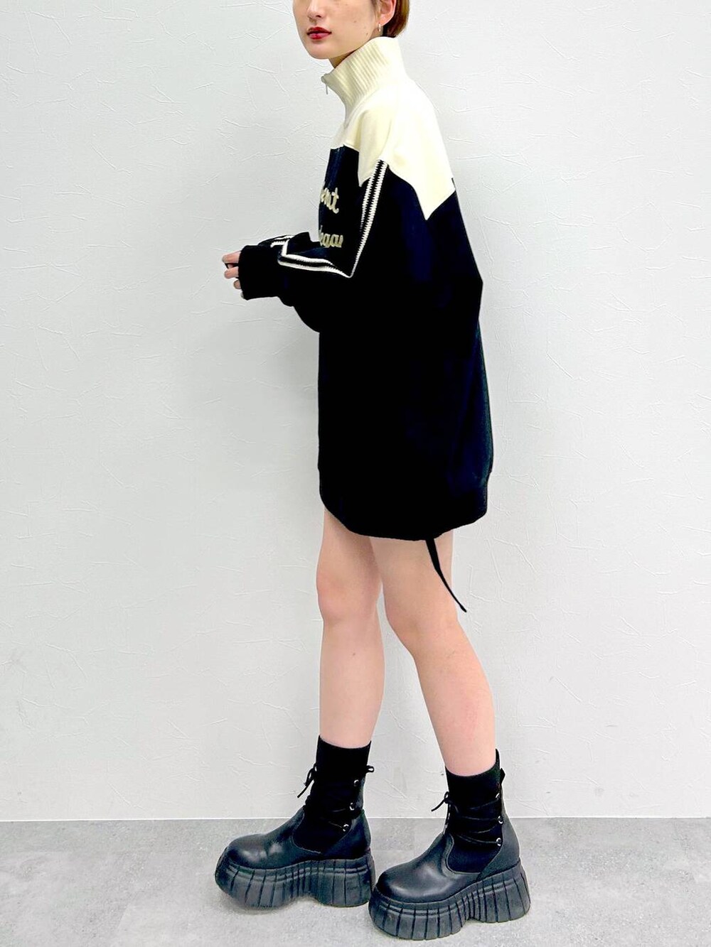 ブラック系のブーツ、ブラック系のスカート、ブラック系のスウェットを着用したレディースの冬コーディネートの4枚目の写真