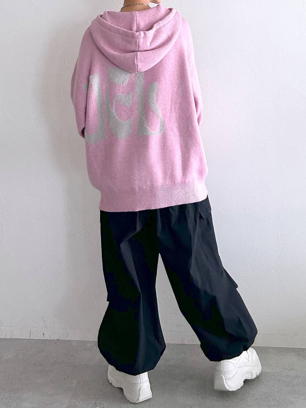 ブラック系のその他パンツ、ピンク系のニット/セーターを着用したレディースの冬コーディネートの9枚目の写真