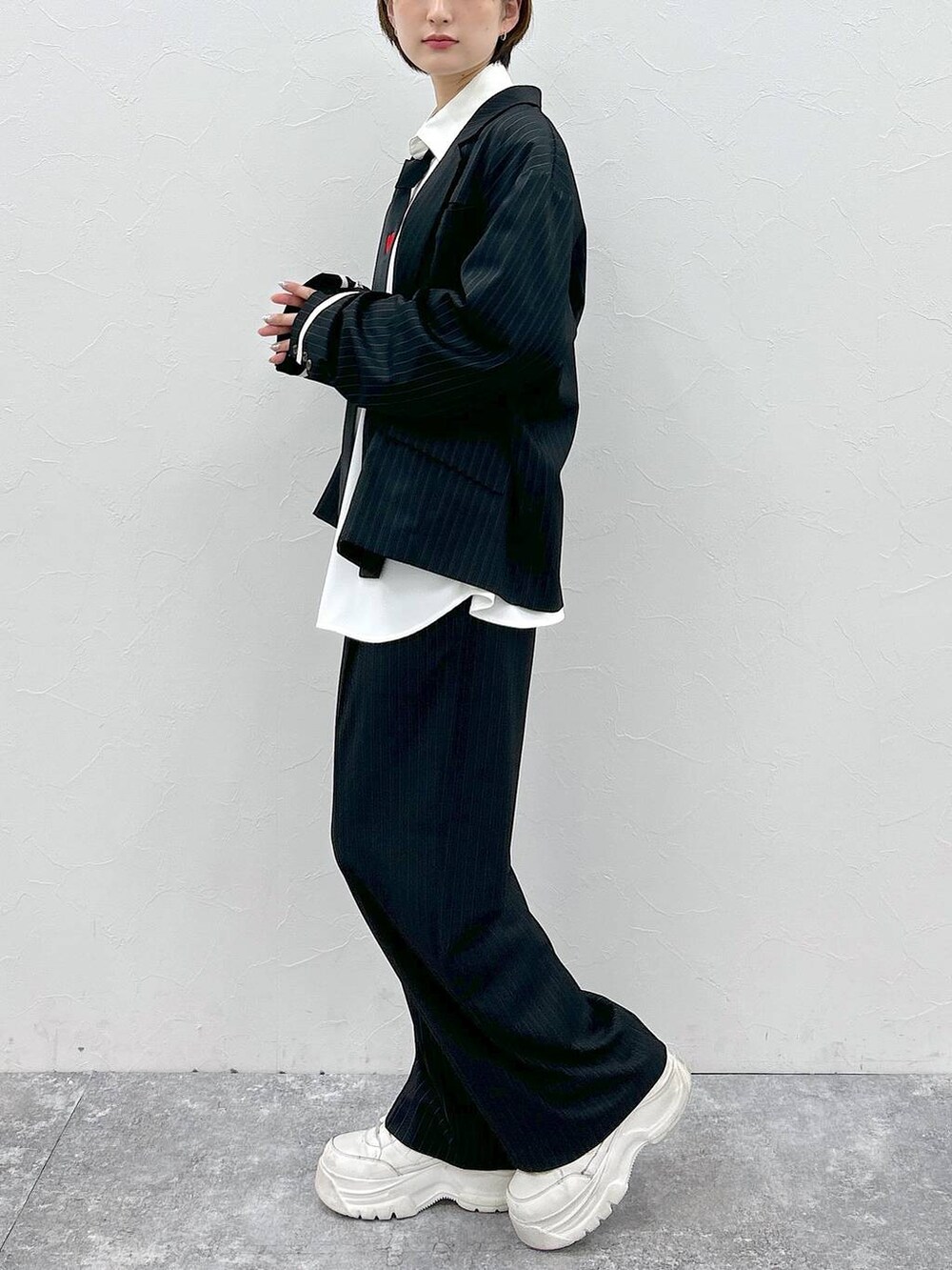 ブラック系のネクタイ、ホワイト系のシャツ/ブラウス、ブラック系のテーラードジャケットを着用したレディースの春コーディネートの4枚目の写真