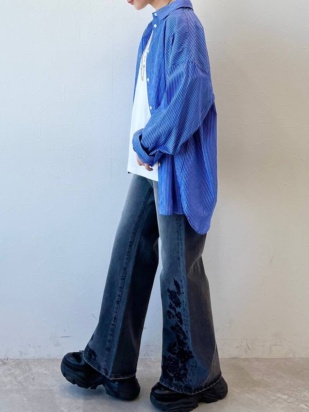 ブラック系のスニーカー、ブラック系のデニムパンツ、ブラック系のキャップを着用したレディースの春コーディネートの6枚目の写真