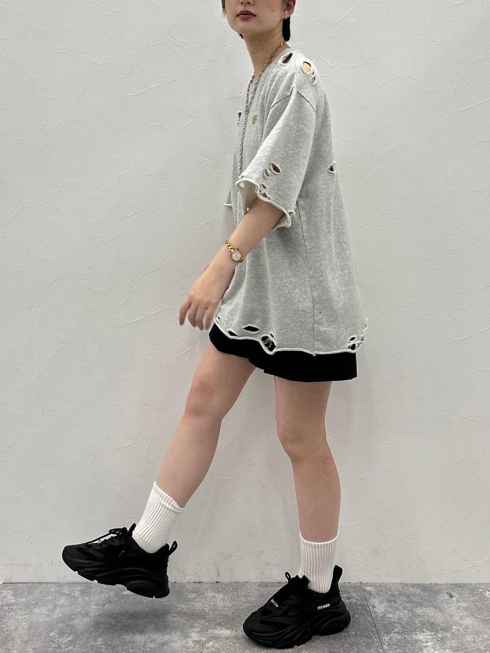 ブラック系のその他パンツ、グレー系のTシャツ/カットソー、ブラック系のキャップを着用したレディースの秋コーディネートの6枚目の写真