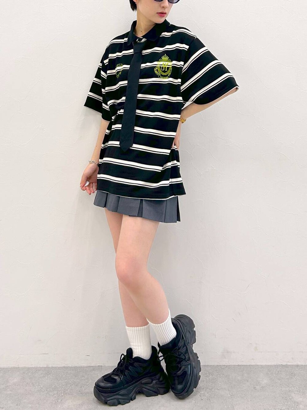 ブラック系のスニーカー、ブラック系のネクタイ、グレー系のその他パンツを着用したレディースの夏コーディネートの4枚目の写真