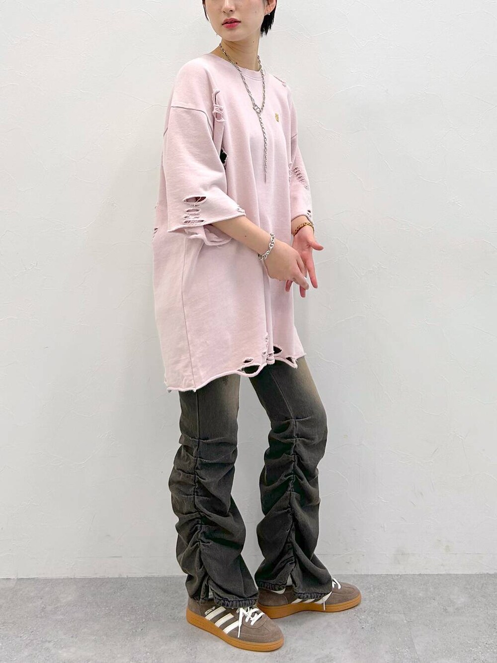 ブラック系のデニムパンツ、ピンク系のTシャツ/カットソー、シルバー系のネックレスを着用したレディースの夏コーディネートの7枚目の写真