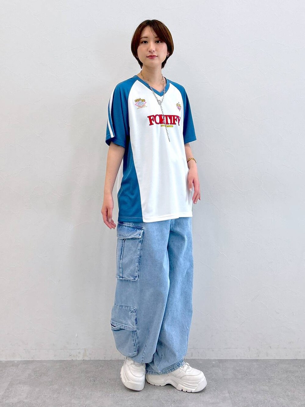 ホワイト系のTシャツ/カットソー、ブルー系のデニムパンツ、シルバー系のネックレスを着用したレディースの夏コーディネートの4枚目の写真