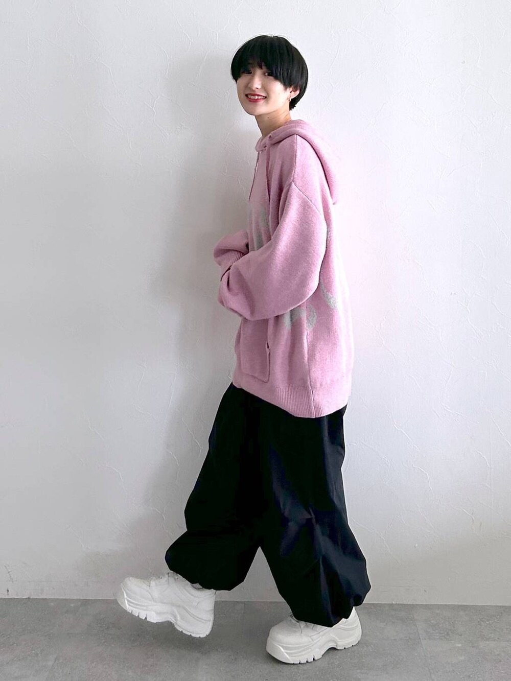 ブラック系のその他パンツ、ピンク系のニット/セーターを着用したレディースの冬コーディネートの6枚目の写真