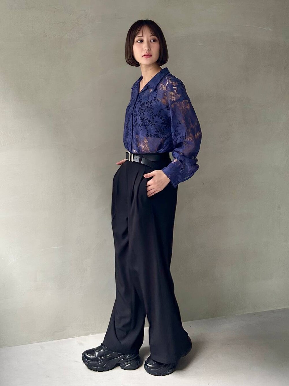 ブラック系のキャミソール、ブラック系のスラックス、ブラック系のスニーカーを着用したレディースの夏コーディネートの3枚目の写真