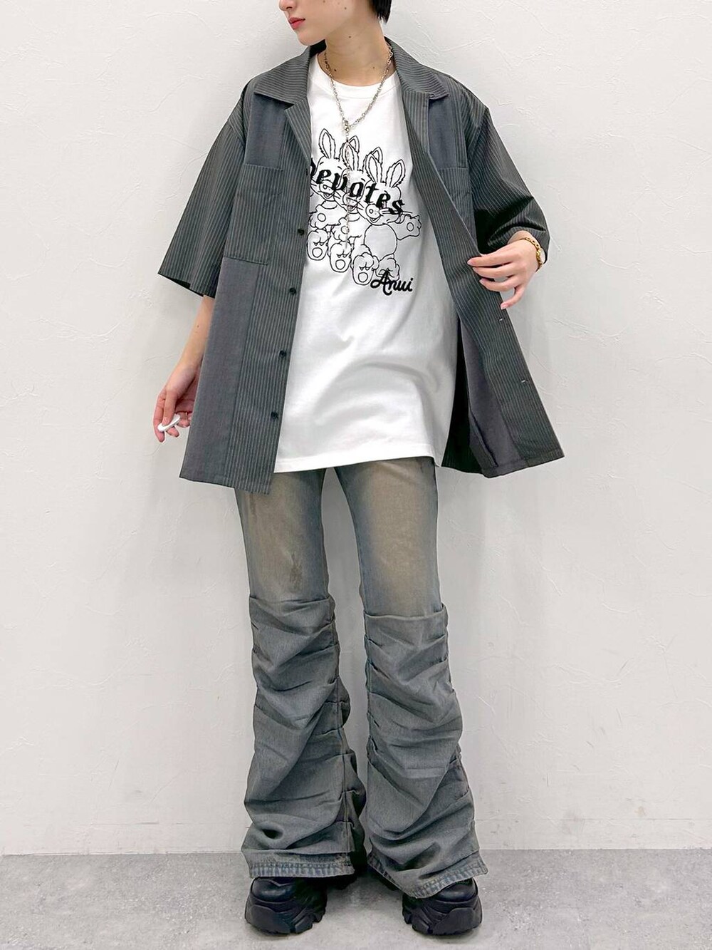 ブラック系のスニーカー、ホワイト系のTシャツ/カットソー、グレー系のシャツ/ブラウスを着用したレディースの夏コーディネートの2枚目の写真