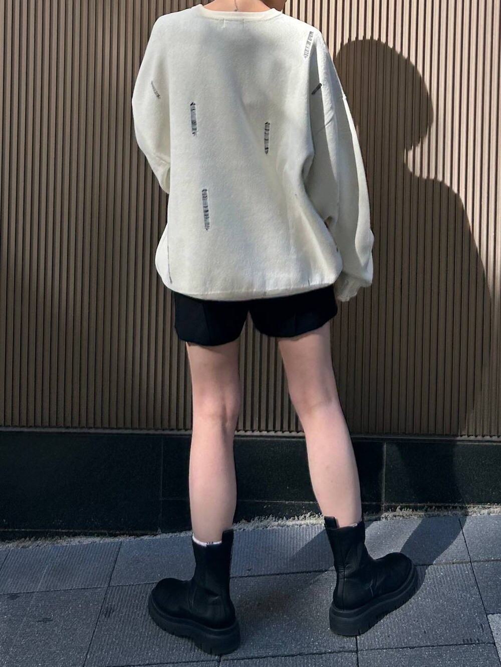 ホワイト系のニット/セーターを着用したレディースの秋コーディネートの7枚目の写真