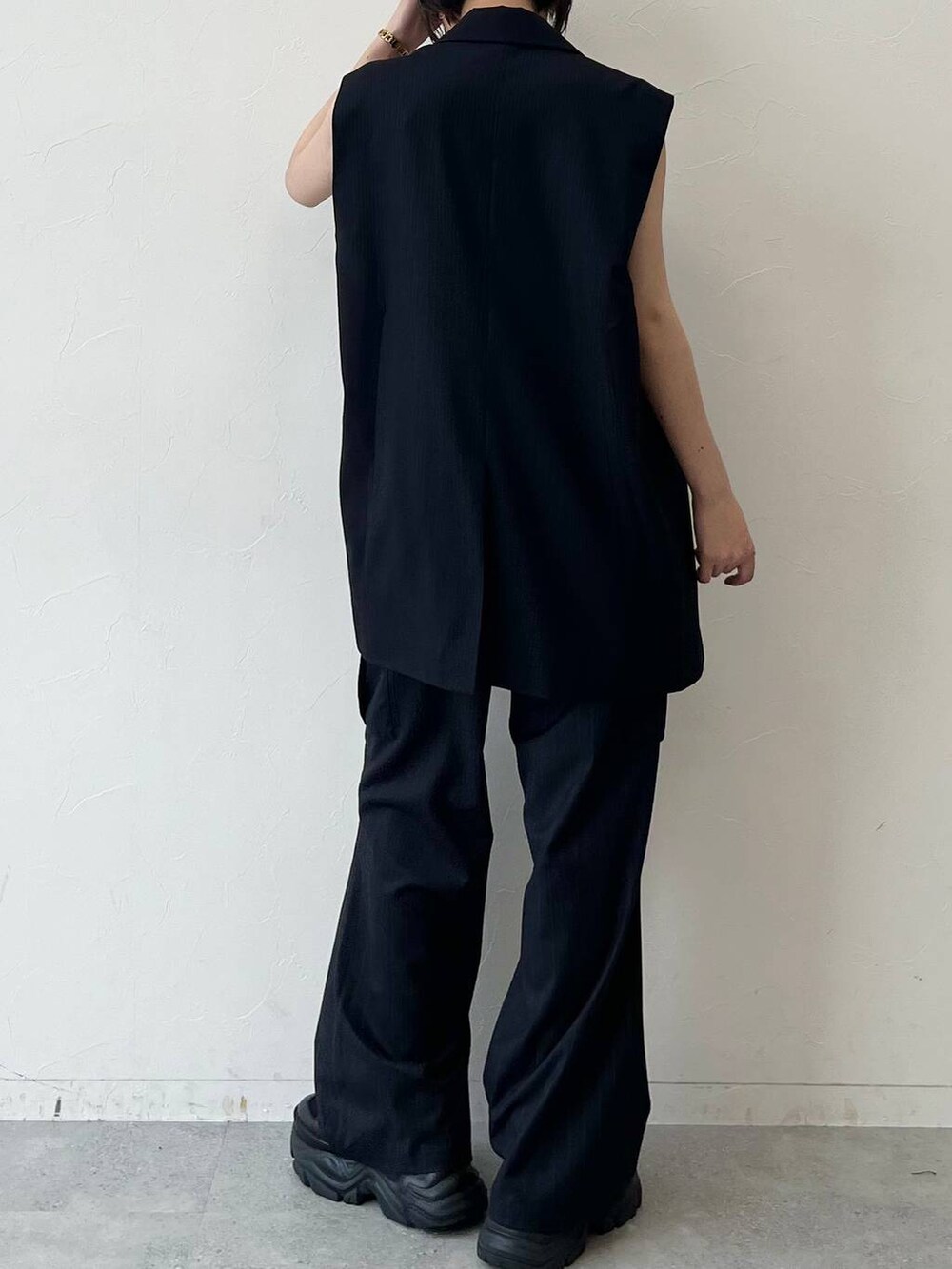 ブラック系のスニーカー、ブラック系のキャミソール、ブラック系のその他パンツを着用したレディースの春コーディネートの8枚目の写真