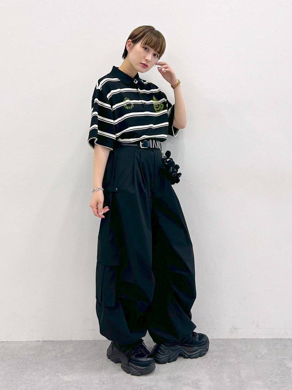 ブラック系のスニーカー、ブラック系のカーゴパンツ、ブラック系のTシャツ/カットソーを着用したレディースの夏コーディネートの5枚目の写真