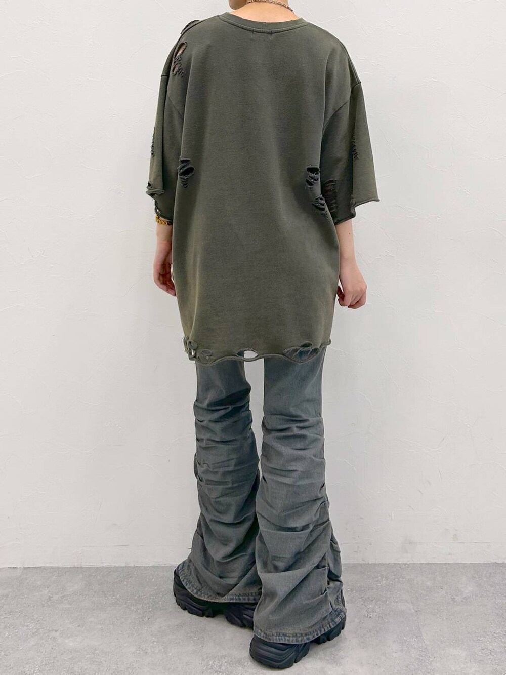 ブラック系のスニーカー、グレー系のTシャツ/カットソー、ブルー系のデニムパンツを着用したレディースの夏コーディネートの8枚目の写真