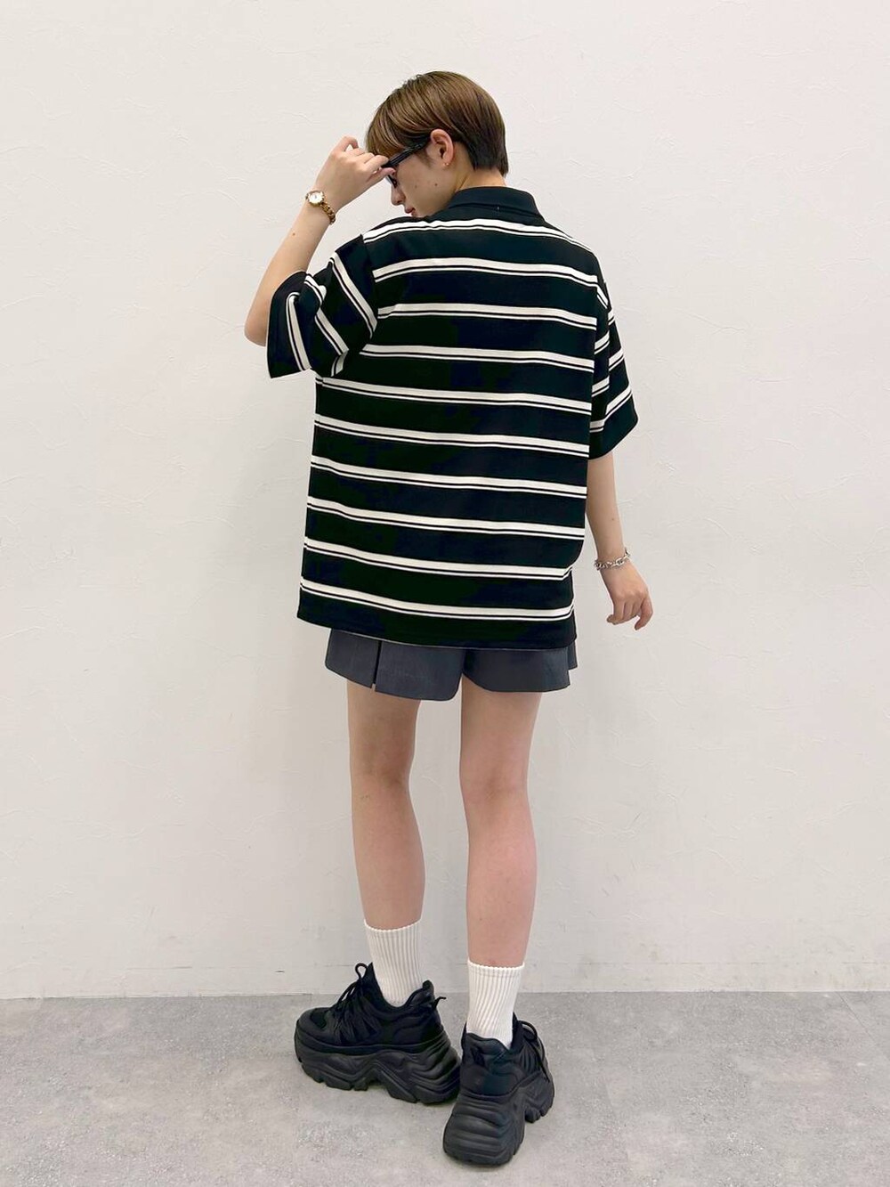 ブラック系のスニーカー、ブラック系のネクタイ、グレー系のその他パンツを着用したレディースの夏コーディネートの7枚目の写真