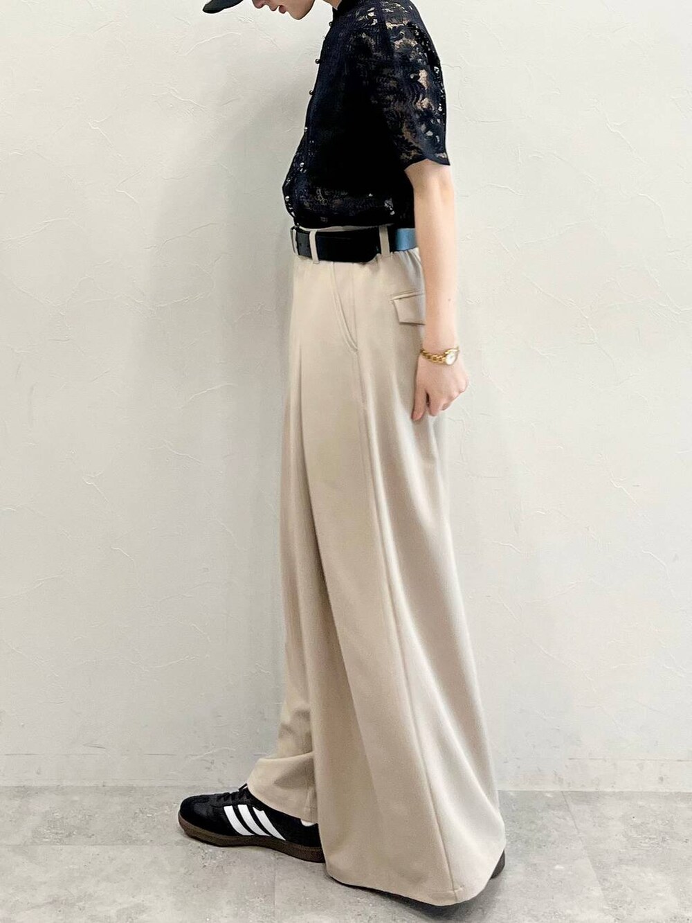 ブラック系のシャツ/ブラウス、ブラック系のスニーカー、ブラック系のキャミソールを着用したレディースの春コーディネートの4枚目の写真