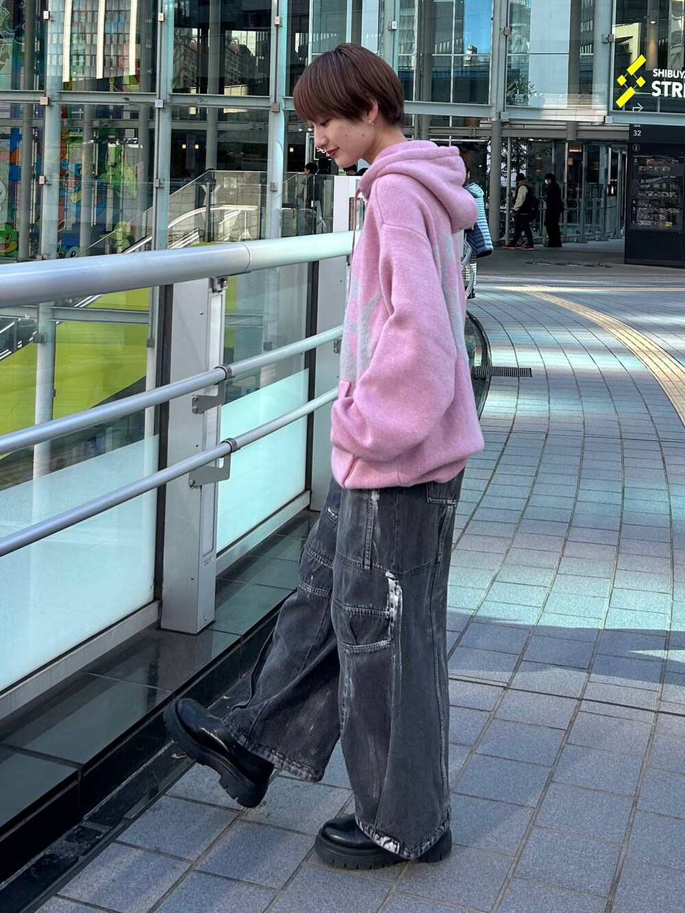 ピンク系のニット/セーター、ブラック系のデニムパンツを着用したレディースの冬コーディネートの3枚目の写真