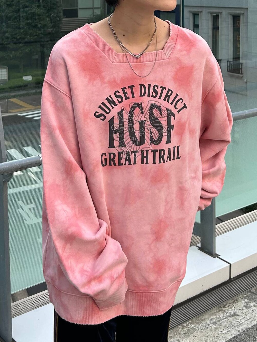 ピンク系のスウェットを着用したレディースの冬コーディネートの6枚目の写真