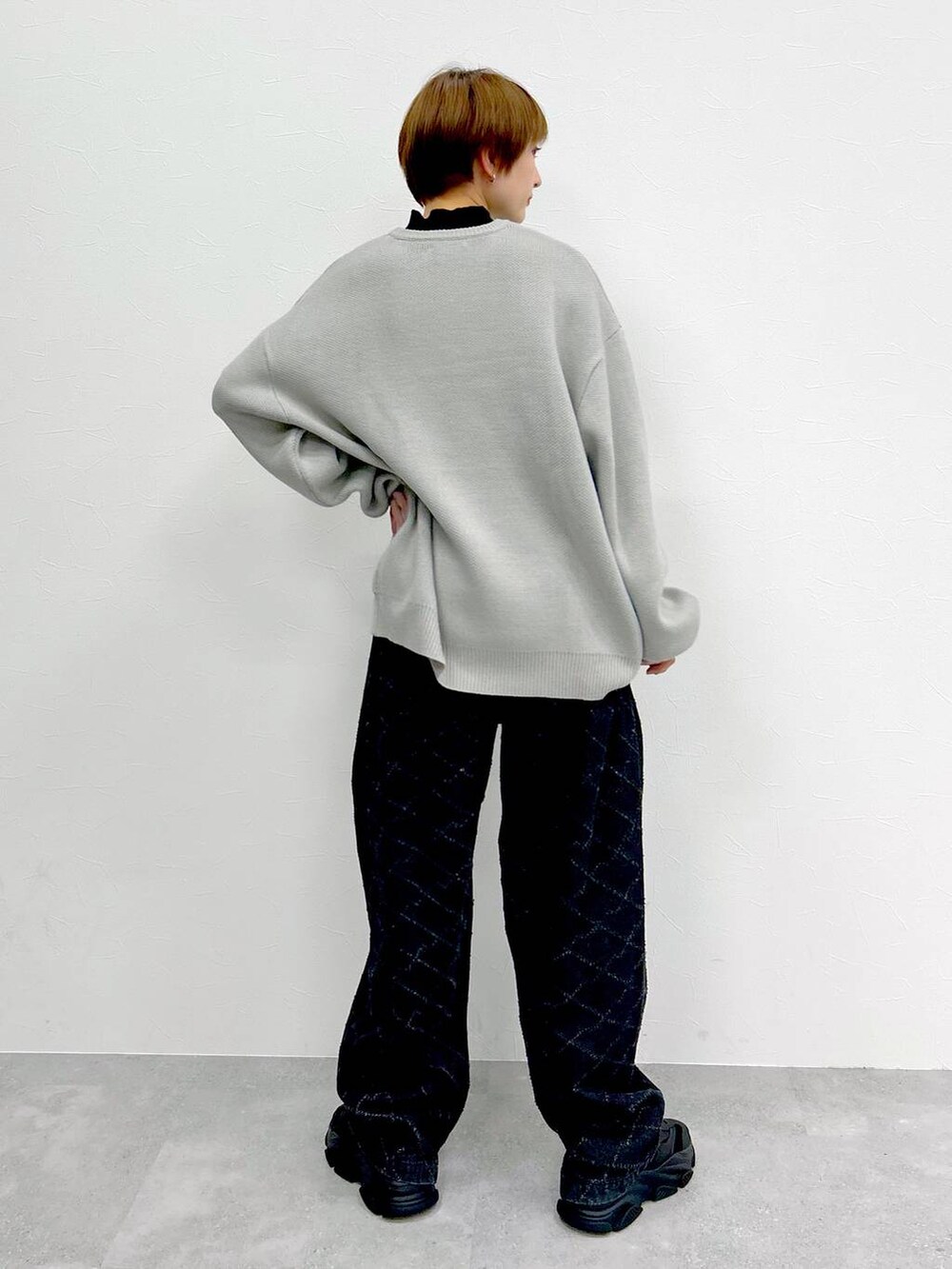 ブラック系のデニムパンツ、グレー系のニット/セーターを着用したレディースの冬コーディネートの7枚目の写真