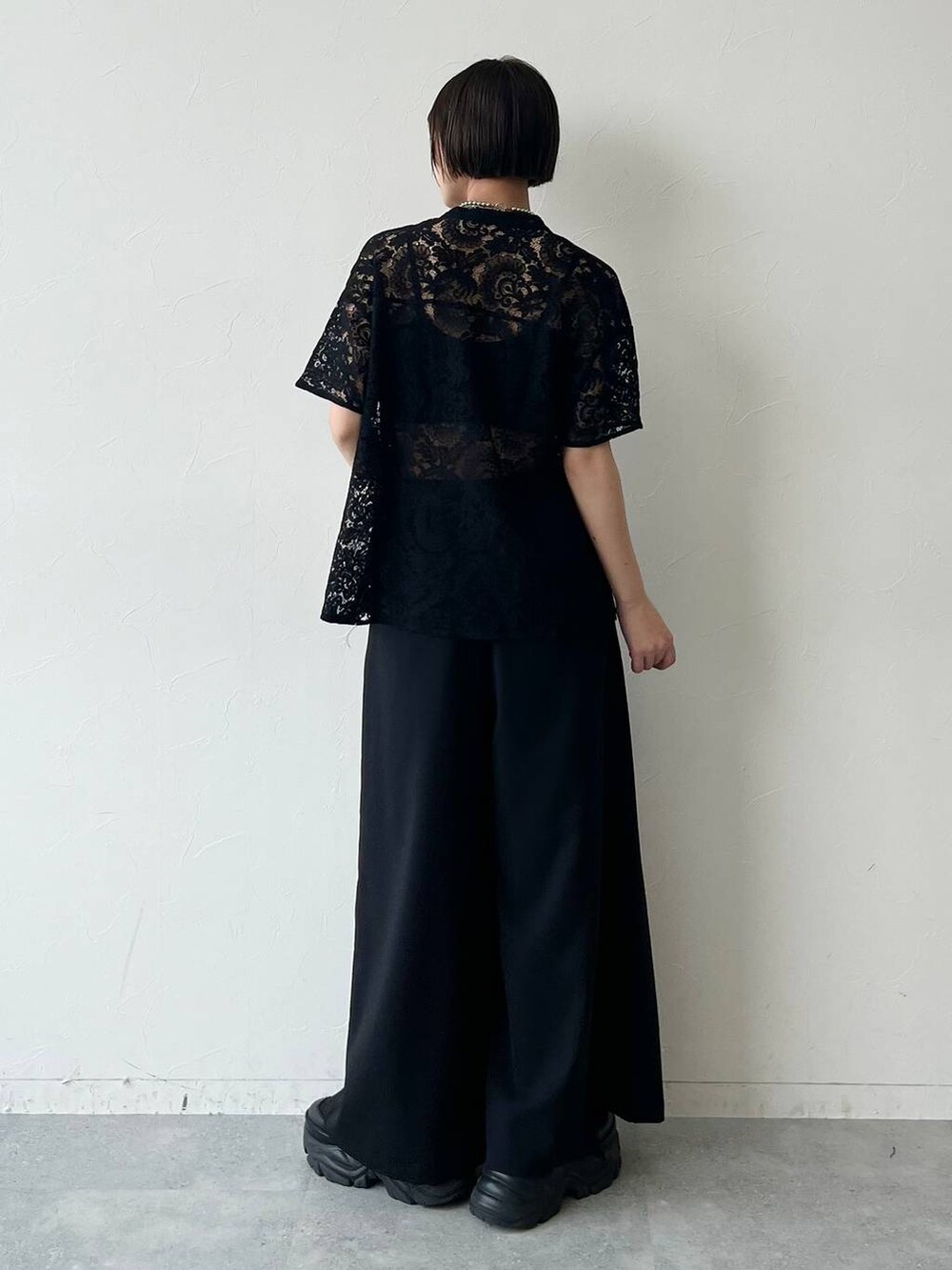 ブラック系のスニーカー、ブラック系のシャツ/ブラウス、ブラック系のキャミソールを着用したレディースの夏コーディネートの6枚目の写真