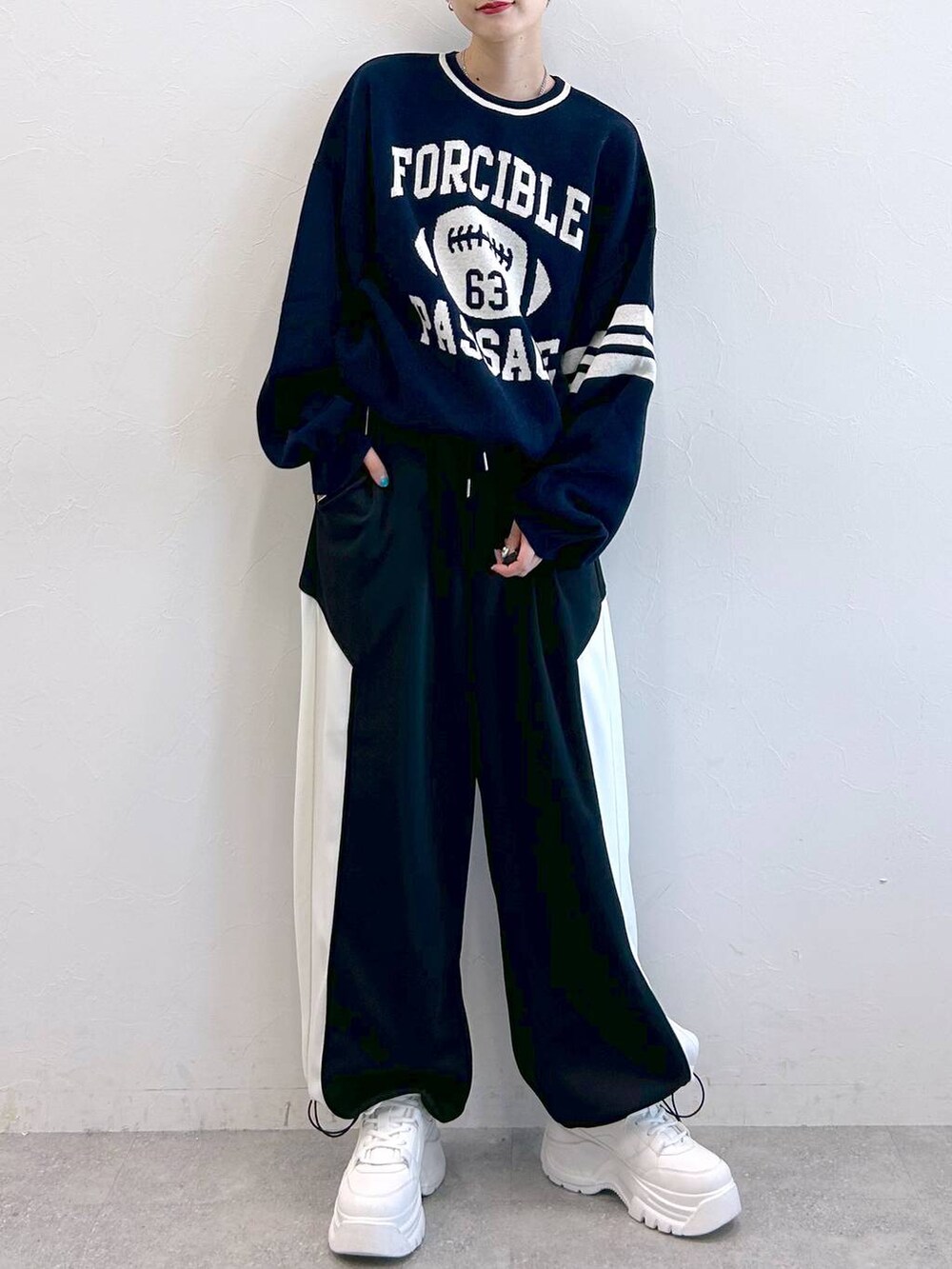 ブラック系のその他パンツ、ブルー系のニット/セーターを着用したレディースの冬コーディネートの2枚目の写真