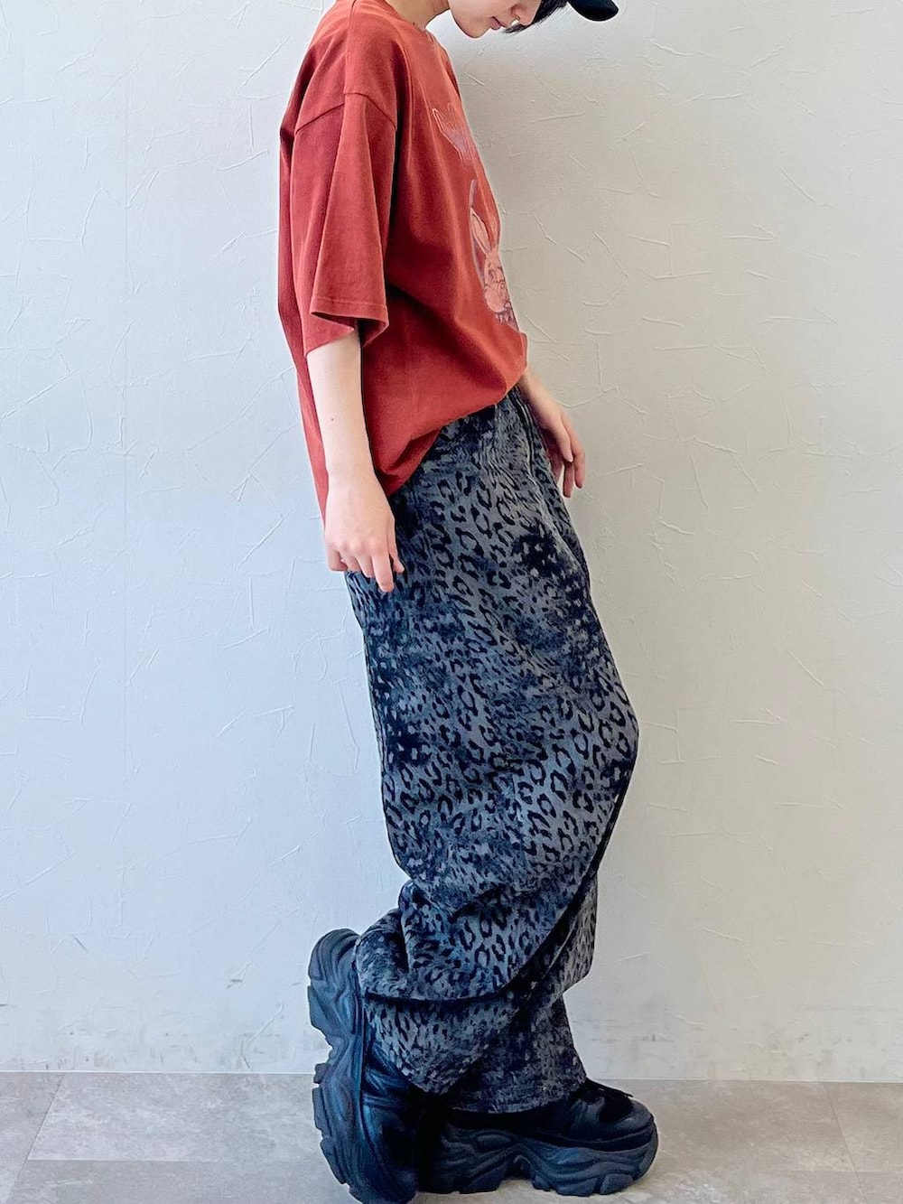 ブラック系のスニーカー、ブラック系のデニムパンツ、ブラック系のキャップを着用したレディースの春コーディネートの6枚目の写真