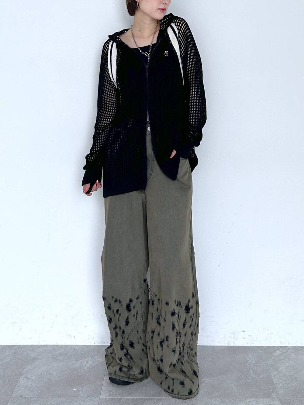 ブラック系のデニムパンツ、ブラック系のパーカー、シルバー系のピアス（両耳用）を着用したレディースの夏コーディネートの2枚目の写真