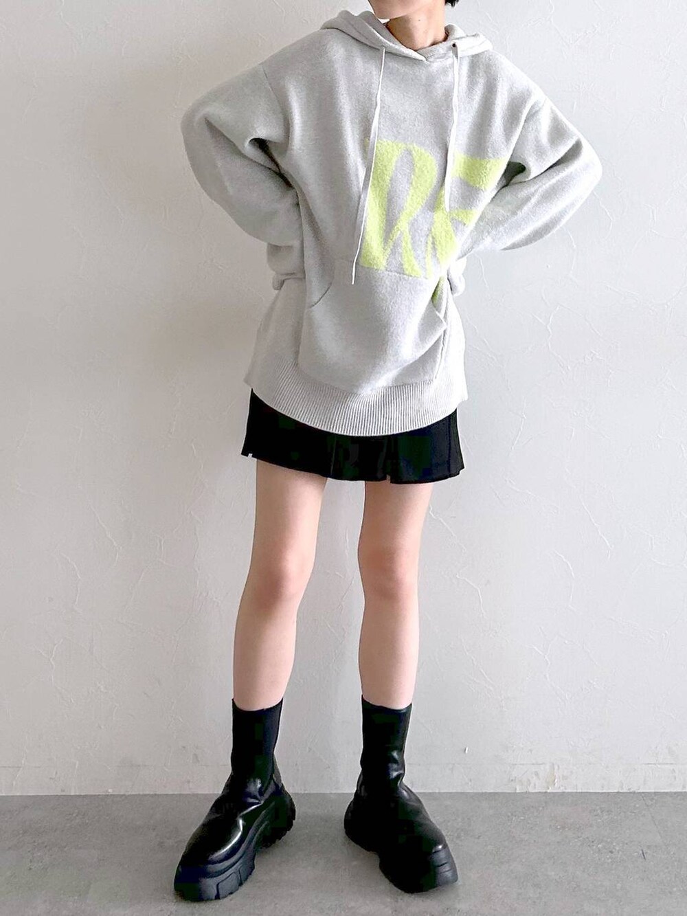 ブラック系のブーツ、ブラック系のその他パンツ、ベージュ系のニット/セーターを着用したレディースの冬コーディネートの3枚目の写真