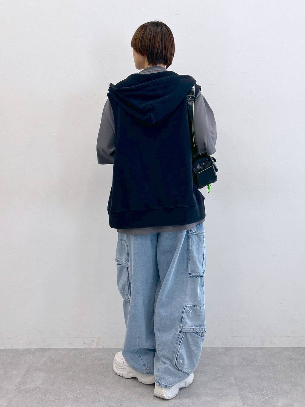 グレー系のTシャツ/カットソー、ブラック系のパーカー、ブラック系のショルダーバッグを着用したレディースの夏コーディネートの5枚目の写真