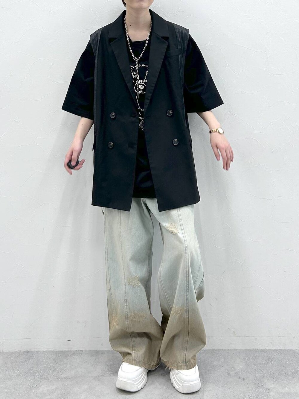 ブラック系のTシャツ/カットソー、ブルー系のデニムパンツ、ブラック系のテーラードジャケットを着用したレディースの春コーディネートの8枚目の写真