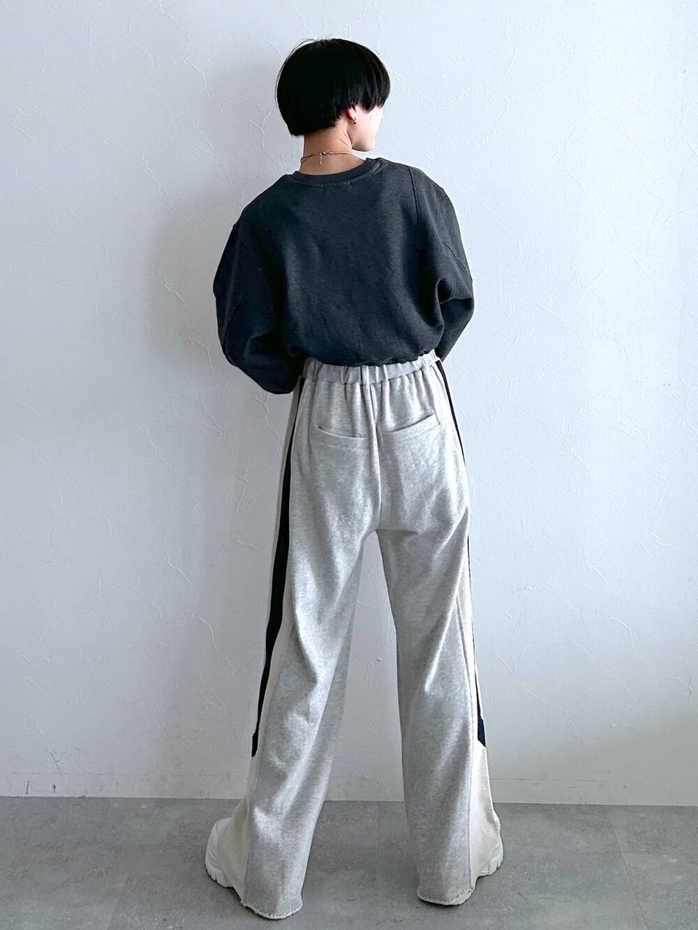 グレー系のスウェットパンツ、ブラック系のスウェットを着用したレディースの冬コーディネートの8枚目の写真