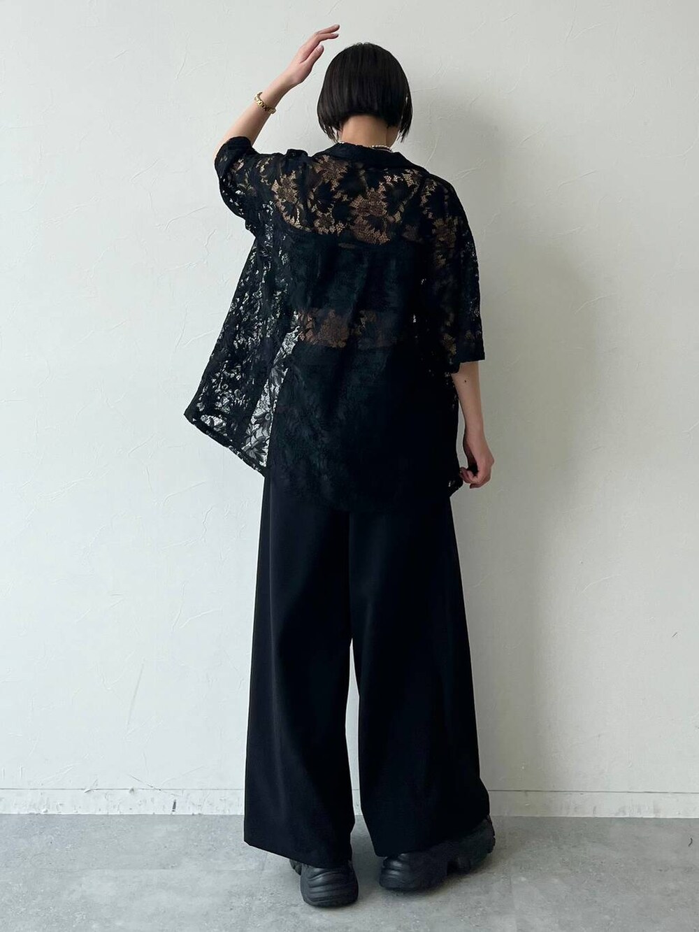 ブラック系のスニーカー、ブラック系のキャミソール、ブラック系のスラックスを着用したレディースの夏コーディネートの6枚目の写真